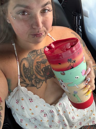 Customer's To-Go Buddy Sunscream cup with a colorful beach-themed pattern in a car.