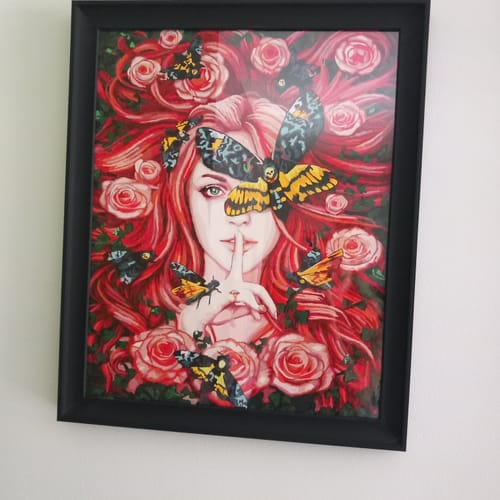 Kundenfoto des fertig gemalten Lady Moth Bildes von Sarah Richter, gerahmt an einer weißen Wand.