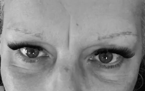 Reviewer's Augen mit applizierten Eye Candy Wimpernextensions im Cateye-Style.