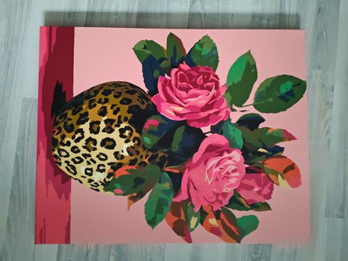Kundenfoto des fertiggestellten Malen nach Zahlen Sets Wilde Rosen mit pinkfarbenem Hintergrund und Leoparden-Vase.