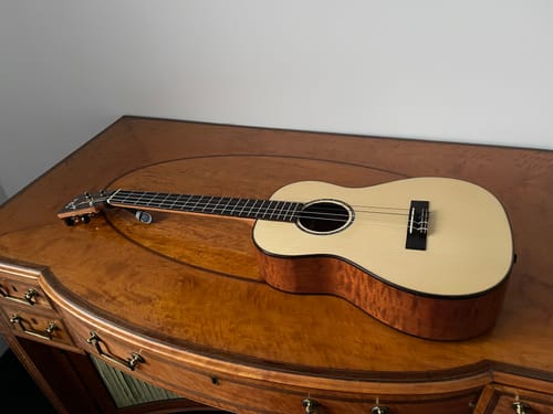 Customer photo review of Kala KA-20TH-SQS-B 20th Anniversary Solid Spruce Top Quilted Sapele Baritone Ukulele with Bag – Limited Edition Collector’s Model