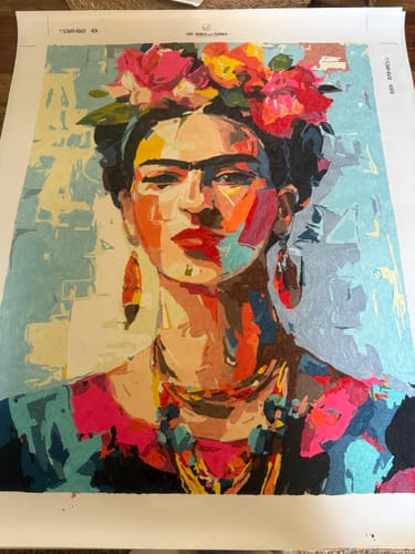 Kundenbild des fertiggestellten Malen nach Zahlen Sets Ausdrucksstarke Frida mit lebendigen Farben und Blumen.