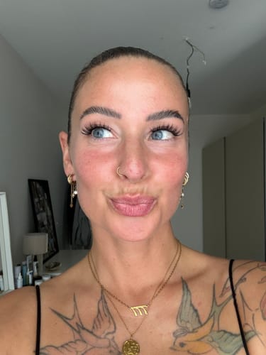 Reviewer trägt die Starter Set Pre-Glued 2.0 Wimpernextensions mit einem natürlichen, voluminösen Look.