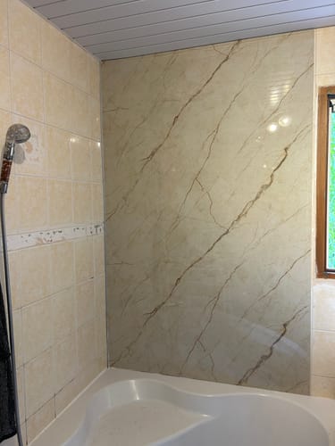 Customer photo review of Panneau Mural PVC Effet Marbre Beige – Imperméable Salle De Bain et Douche