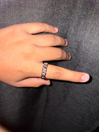 Customer's Cuban Ring on a hand, showing the silver metallic chain design.