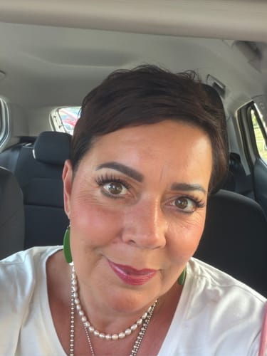 Reviewer's eyes with applied Lucky Charm lashes in a natural, fluffy style while sitting in a car.