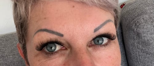 Kundenfoto der Starter Set – Pre-Glued 2.0 Wimpern, die natürlich und voluminös an den Augen einer Person aussehen