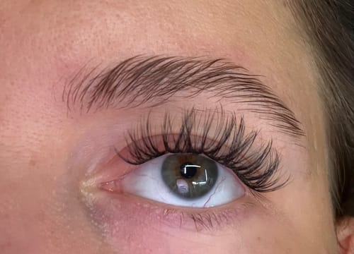 Customer's Augenbrauen mit dem transparenten Gel Yeah Augenbrauengel in Form gebracht
