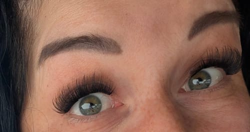 Customer's Augen mit natürlich wirkenden First Love Pre-Glued Lashes für einen wachen, voluminösen Blick.