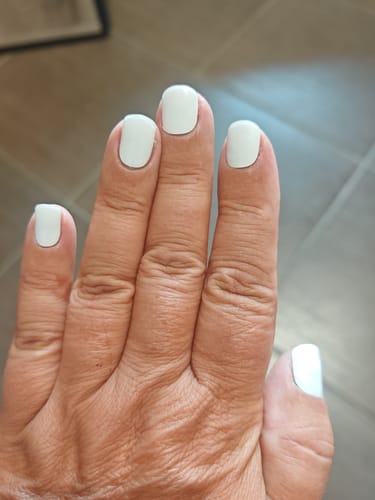 Reviewer's Hand mit aufgetragenen weißen UV Gel Nail Wraps von Candy Sorbet
