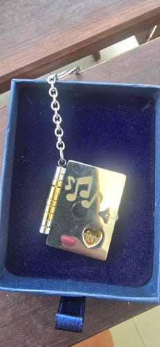 Customer photo review of Portachiavi/Collana Book - Ho guardato dentro un emozione