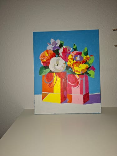 Kundenbild des fertig gemalten Malen nach Zahlen Sets Blüten in der Papiertüte mit bunten Blumen vor blauem Hintergrund.