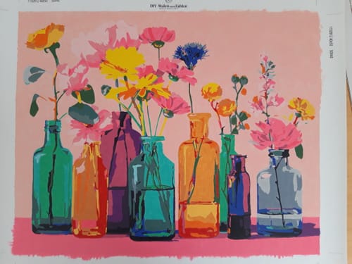 Kunden-Malen nach Zahlen Farbtherapie Gemälde mit bunten Blumen in verschiedenen Glasflaschen vor einem rosafarbenen Hintergrund.