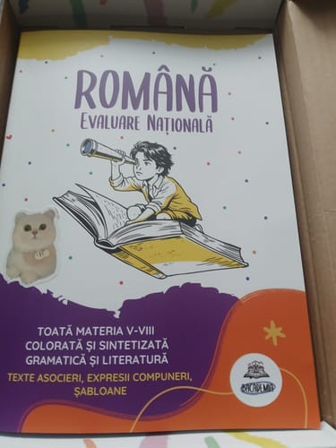 Reviewer's Carte Română Evaluare Națională manual cu o ilustrație colorată și un personaj care privește printr-un telescop.