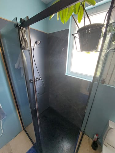 Customer photo review of Panneau Mural PVC Marbre Noir Brillant – Imperméable Douche & Salle De Bain