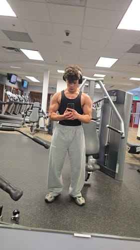 Customer's grey YoungLA Classic Baggy Sweats worn in a gym mirror selfie.