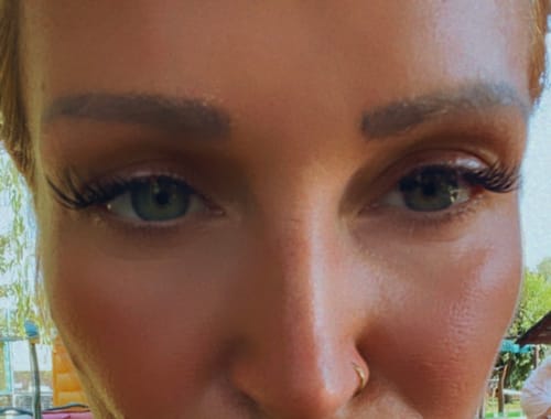 Reviewer's Augen mit natürlich wirkenden Flirt Filter Wimpernextensions im Cat-Eye-Look.