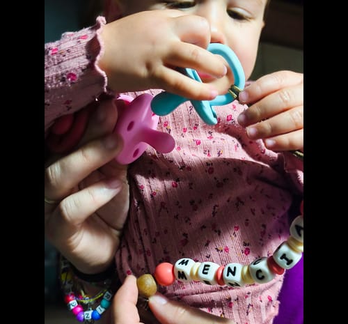 Customer's Guardachupetes Mint Nenina & Co, a colorful pacifier holder with beads and a pacifier being held.