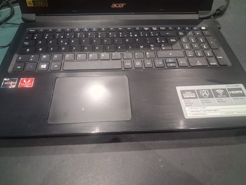 Customer's Acer Aspire 3 noir avec clavier AZERTY français installé, vue en plongée.