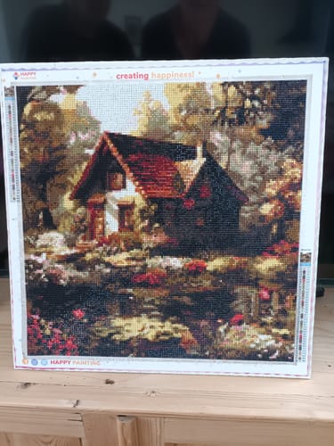 Klant's voltooide Knus Huisje in het bos diamond painting met een gedetailleerde boswoning en kleurrijke tuin.