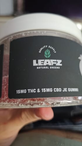 Kundenfoto des Behälters der LEAFZ THC Space Cubes mit deutlich sichtbarem Etikett und Inhaltsangabe.