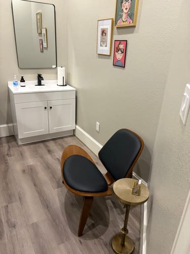 Customer photo review of Avalon Wood Mid Century Modern Faux Leather Lounge Chair