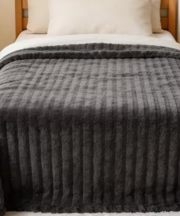 Customer photo review of Luxe Plush Throw Blanket