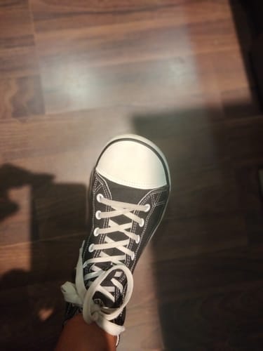 Customer's schwarzer Roam I Barfußschuh mit weißer Kappe und Schnürsenkeln, getragen ohne Socken auf Holzboden