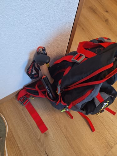 Kunden Wanderstöcke Rugova Pro 3, platzsparend in einer Tasche an einem Rucksack verstaut.