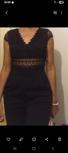 Customer's Combinaison noir dentelle Cécile, portée, montrant la dentelle sur le haut et le pantalon noir.