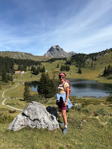 Customer's Merino Shirt Damen bei einer Wanderung vor einer Bergkulisse