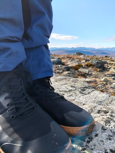 Customer's black Vaistoa Tuohi 2 paljasjalkaretkeilykengät in rocky mountain landscape