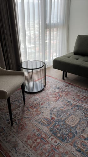Customer's Alfombra Vintage Lavable Terracota Rosa en una sala con una mesa pequeña, silla y sillón.