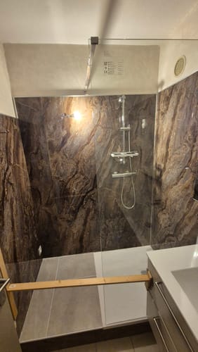 Customer photo review of Plaque Mural PVC Imitation Marbre – Onyx Cuivré Royal 260 x 120 CM