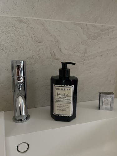 Reviewer's zwarte fles Istanbul Bosphorus Hand & Bodylotion op een wastafel naast een kraan.