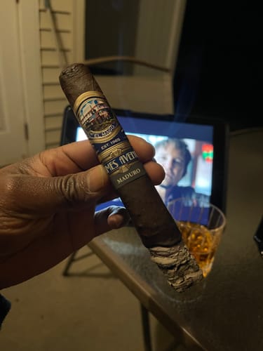 Customer photo review of El Mago James Avenue Maduro