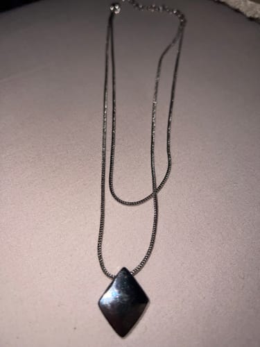Customer's Collar Choker Rombo con doble cadena plateada y colgante en forma de rombo.