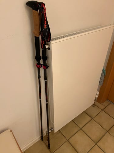Customer's pair of Wanderstöcke Rugova Pro faltbare Wanderstöcke leaning against a white wall.