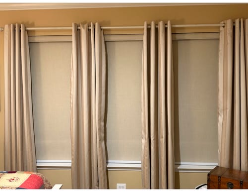 Customer photo review of SmartWings Motorized Roller Shades 100% Blackout Vigor