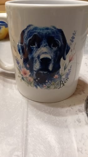 Kunden-Tasse Personalisierte Tasse - Aquarell mit einem PortrÀt eines schwarzen Hundes namens Ben und Blumenmotiven.