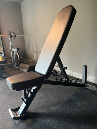 Customer's B4 Hantelbank in einer schrÀgen Einstellung in einem Home-Gym-Setup.