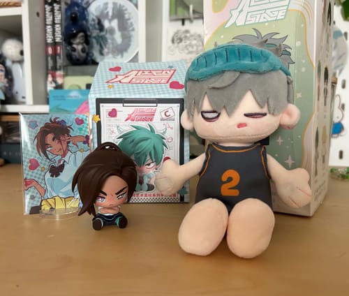 Customer's Alien Stage Anakt High School Series collectibles, including a plush, a figurine, and a character card.