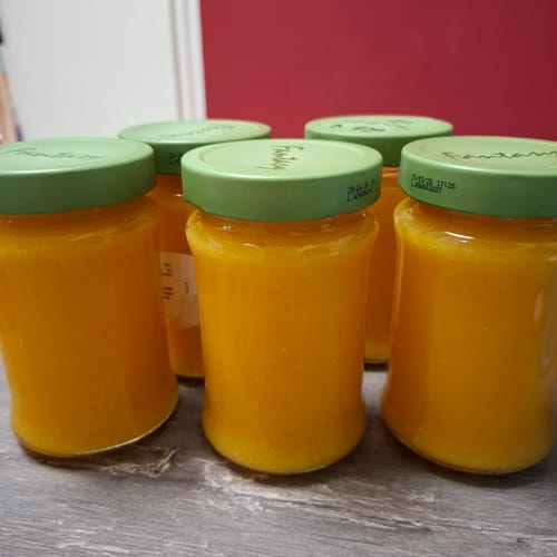 Kundenfoto des Mango Mix von Juan, der zu selbstgemachter, leuchtend oranger Marmelade in mehreren Gläsern verarbeitet wurde