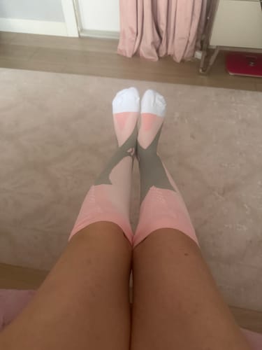 Customer's feet wearing pink and grey Günlük Kullanım İçin Destekleyici Kompresyon Çorabı.