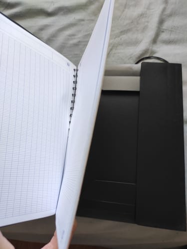 Avis d'un client montrant l'intérieur du cahier à spirales Oxford Nomadbook avec ses pages quadrillées et sa pochette.