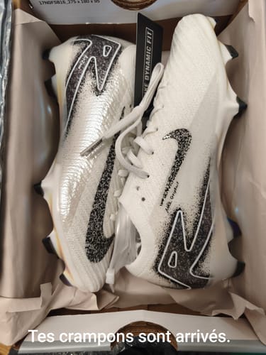 Customer's Nike Vapor 16 FG chaussures de football blanches et argentées dans leur boîte à l'arrivée.