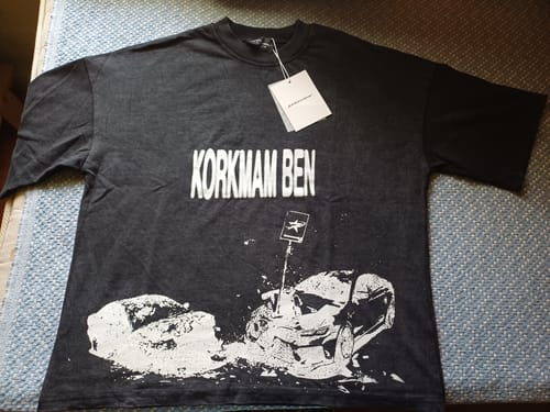 Reviewer'in Radikal Merch Korkmam Ben baskılı, siyah, acid wash detaylı, boxy kesim tişörtü.