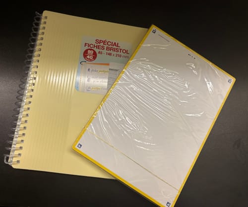Customer's OXFORD protège-documents jaune pastel avec des fiches bristol blanches emballées.