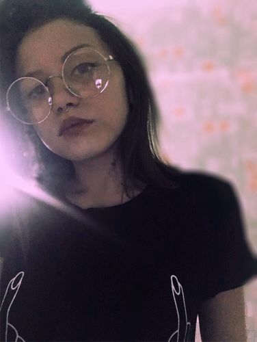 girl with circle glasses