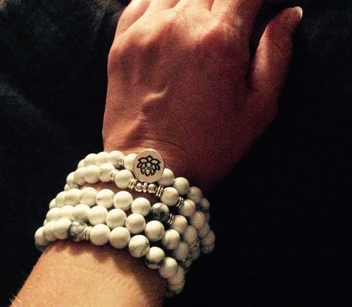 Customer photo review of Bracelet ou collier Mâlâ "Lotus" en Howlite